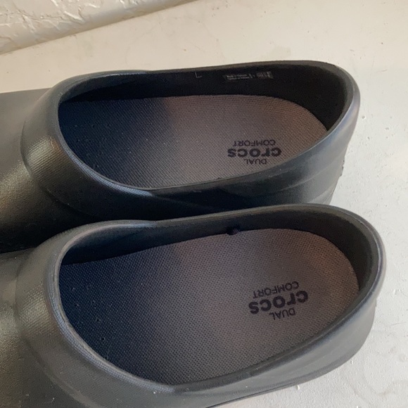 Crocs comfort slip resistant black clogs - Picture 7 of 9
